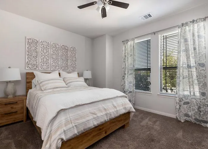 Spacious Pet Friendly - 7 Miles To Eagle Mountain Holiday home *